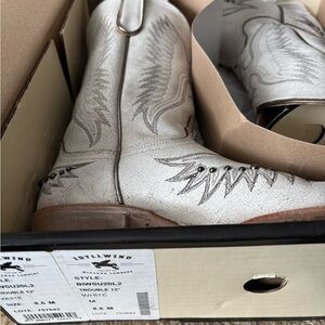 Idyllwind White Leather Boots with Black Stitching